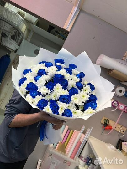 Букет из синих роз и хризантема