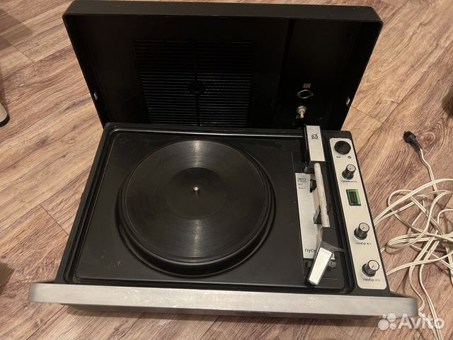 Виниловый проигрыватель,виниловые пластинки