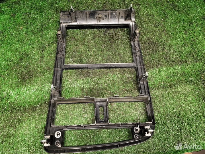 Рамка(накладка) магнитолы на Toyota Avensis 1