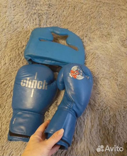 Боксерские перчатки Clinch 10 oz и шлем