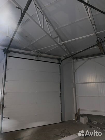 Секционные Гаражные ворота Alutech c пультом