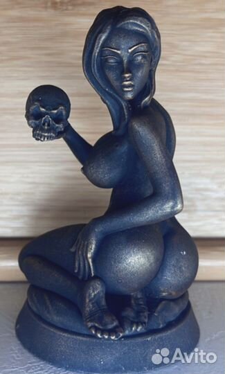 Настольная фигурка, статуэтка, девушка ню череп
