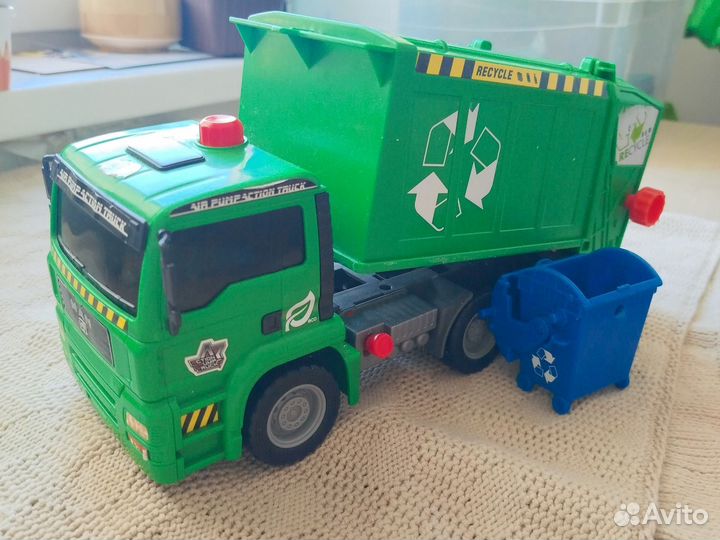 Большой зеленый мусоровоз с контейнером