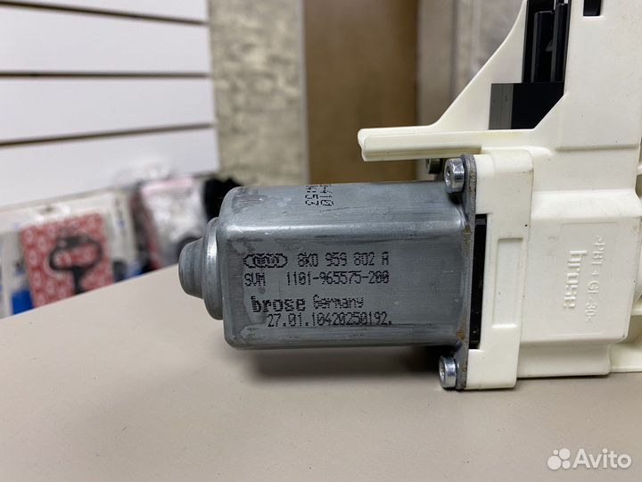 Моторчик стеклоподъемника правый Ауди А4 Б8