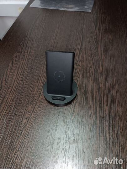 Подставка с зарядкой смартфона