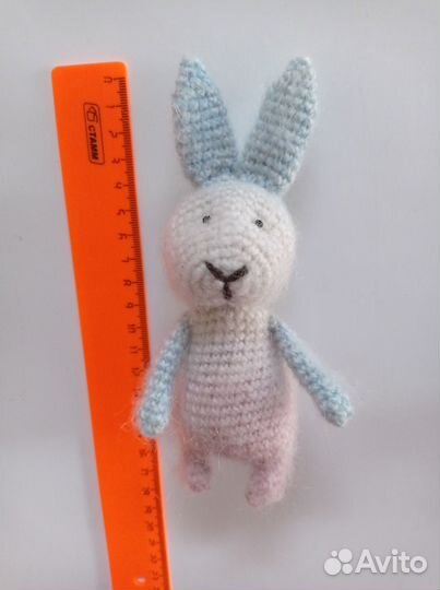Вязаные зайчики ручной работы