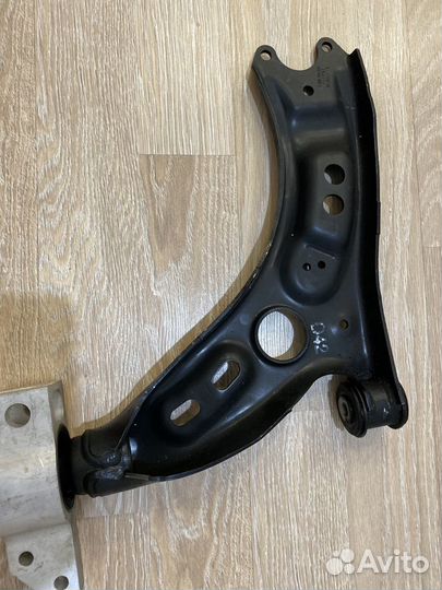 Продам Рычаг передний нижний правый Volkswagen Pas