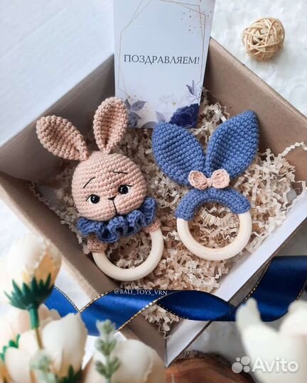 Вязаные пинетки и буковый грызунок в коробочке