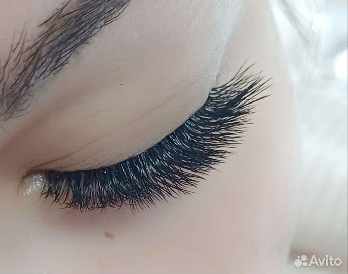 Наращивание ресниц, оформление бровей