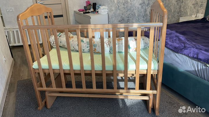 Кроватка детская с маятником