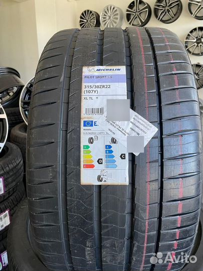 Michelin Pilot Sport 4 S 275/35 R22 и 315/30 R22 107Y