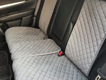 Се�рые накидки на задние сиденья автомобиля