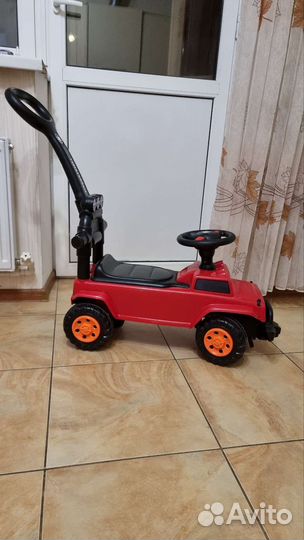 Детская машинка каталка с ручкой