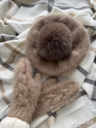 Берет вязаный с помпоном
