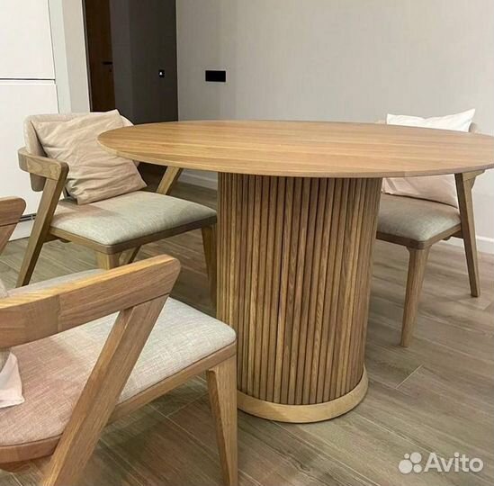 Круглый стол из массива