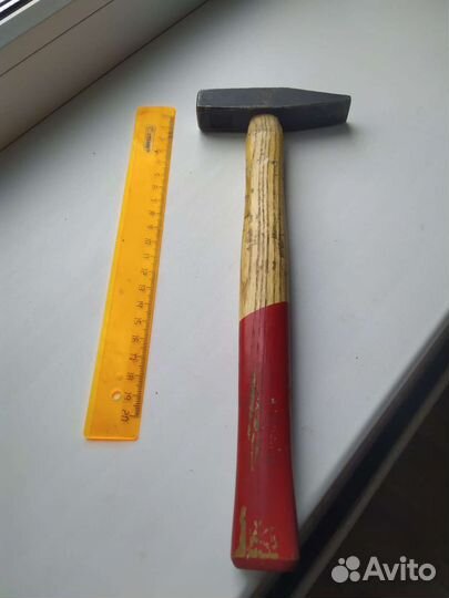 Молоток слесарный 250 гр, в отличном состоянии