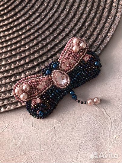 Брошь ручной работы Стрекоза из бисера