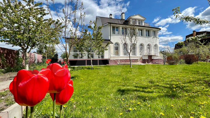 Коттедж 550 м² на участке 14 сот.