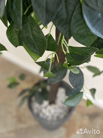 Искусственное дерево в горшке