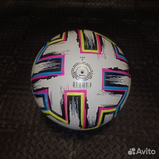 Футбольный мяч adidas uniforia