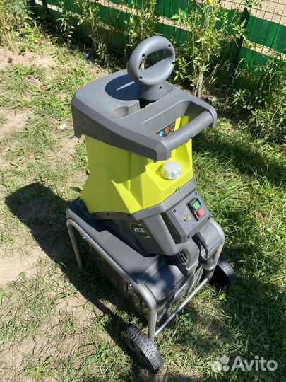 Измельчитель веток Ryobi SRH2545B в аренду