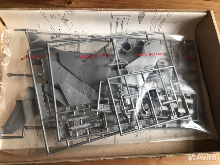 Сборная модель самолета 1:72 F-8E(FN) grusader