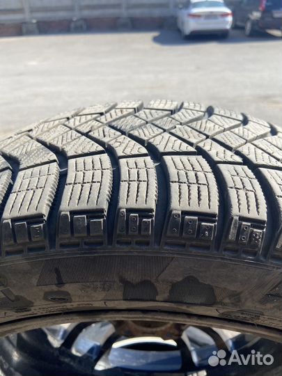 Pirelli Ice Zero FR 215/50 R17