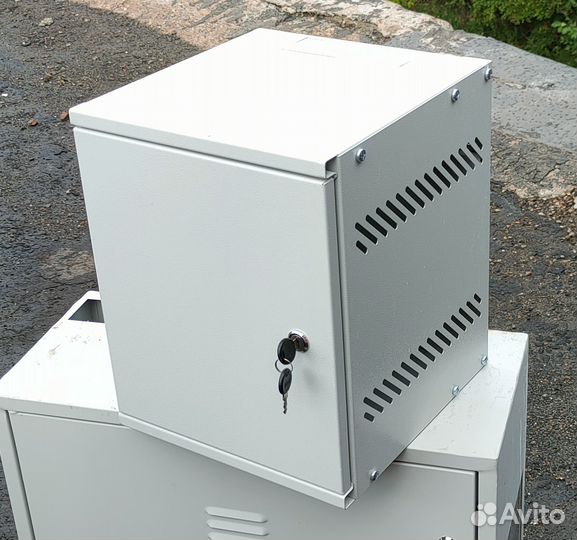 Железный шкафчик для оборудования