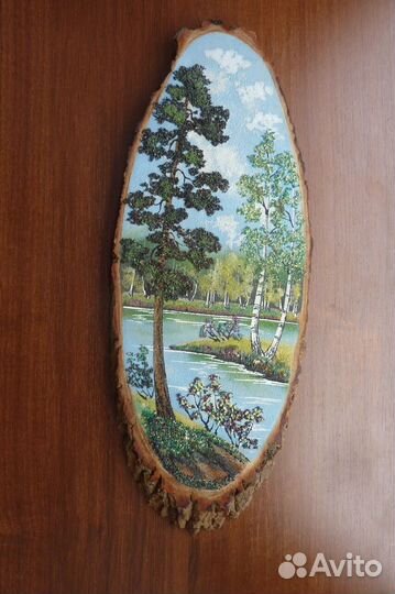 Панно дробленым уральским камнем на срезе дерева