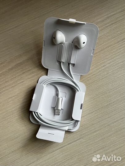 Проводные наушники Apple EarPods Lightning