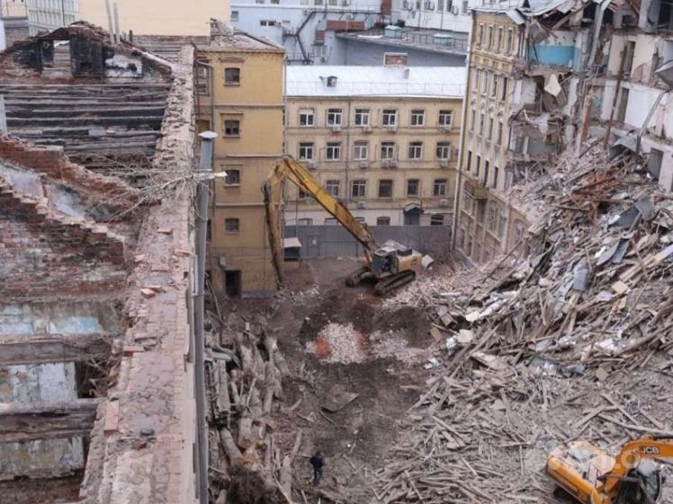 Экскаватор ломает дом. Снос городов. Территории после сноса многоквартирных аварийных домов. Снос городов. Снос исторических зданий.