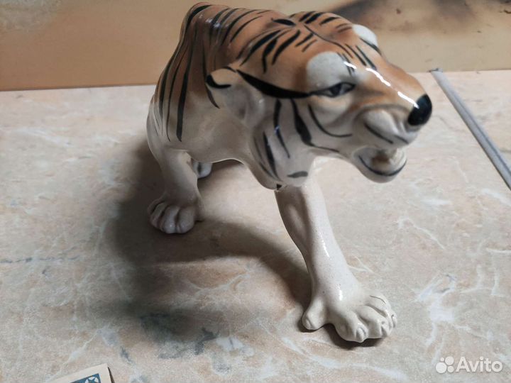 Фарфоровая статуэтка 