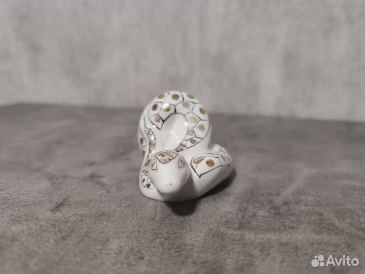 Сысертский фарфор. Сувенир змейка