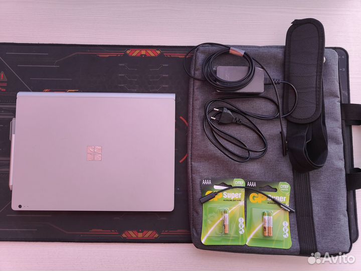 Microsoft surface book i7, GTX 965M 2GB,8GB