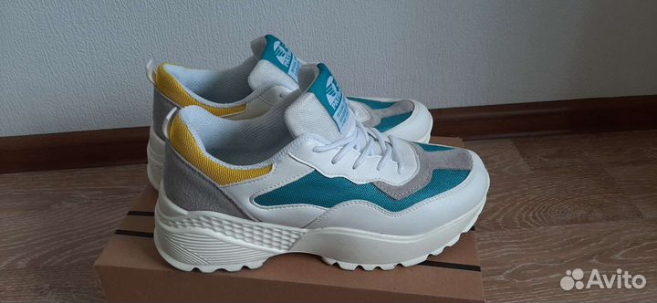 Кроссовки женские