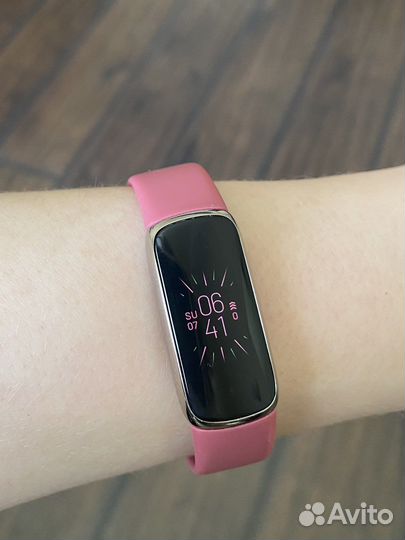Fitbit Luxe розовый фитнес-браслет трекер