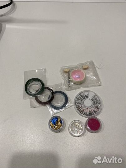 Наклейки, кисти, украшения для маникюра