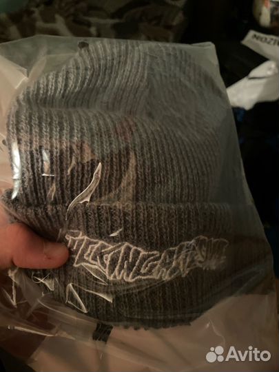 Шапка с poizon на руках