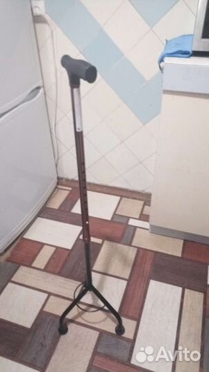 Палка трость на трёх опорах