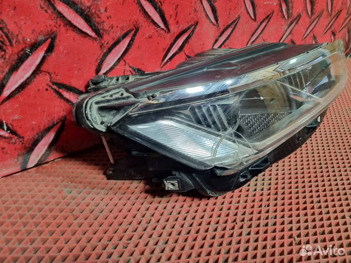 Фара правая Volkswagen Touareg 3