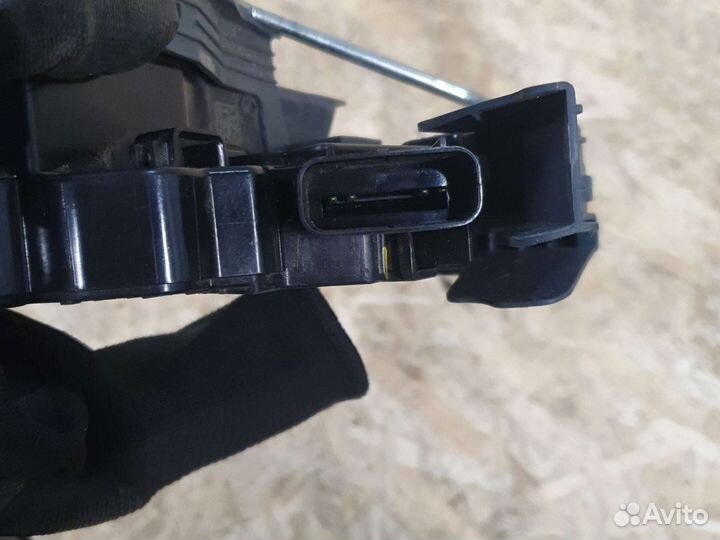 Замок двери перердней правой хендай солярис 2 17+