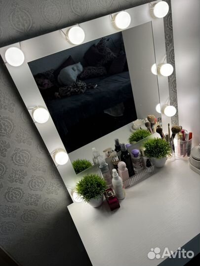 Туалетный столик с зеркалом и подсветкой