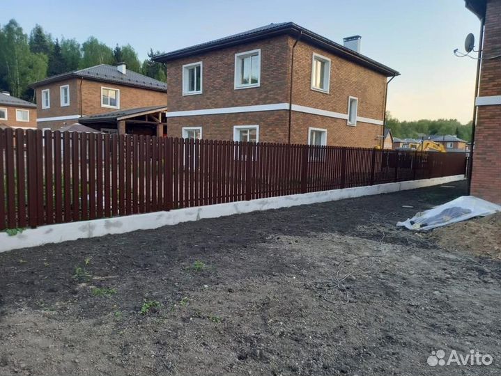 Забор из евроштакетника работа по договору качеств