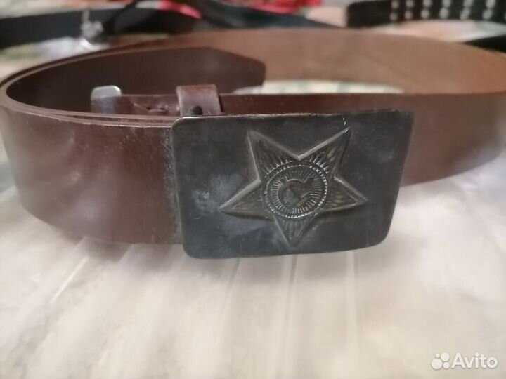 Мужской кожаный ремень с пряжкой