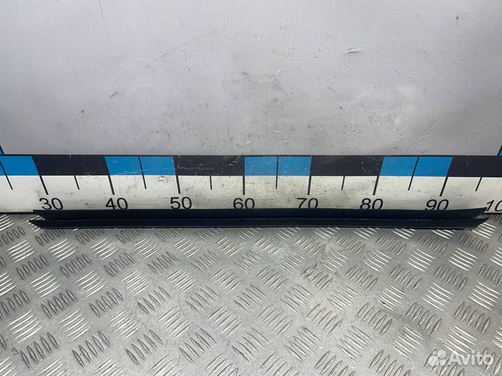 Б/У Уплотнитель стекла двери левый внутренн#002