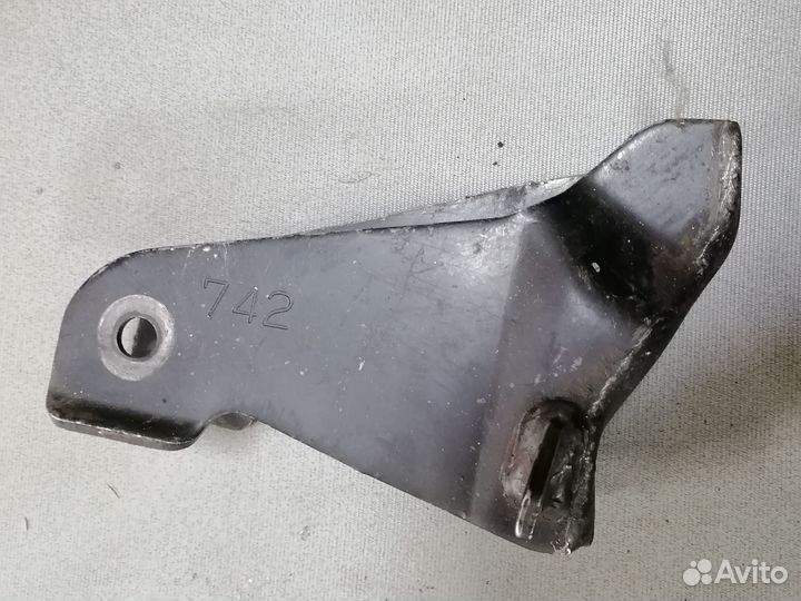 Кронштейн двигателя (742) Mitsubishi Mirage 1991