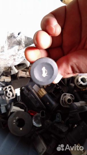 Кнопка багажника Ford Fiesta