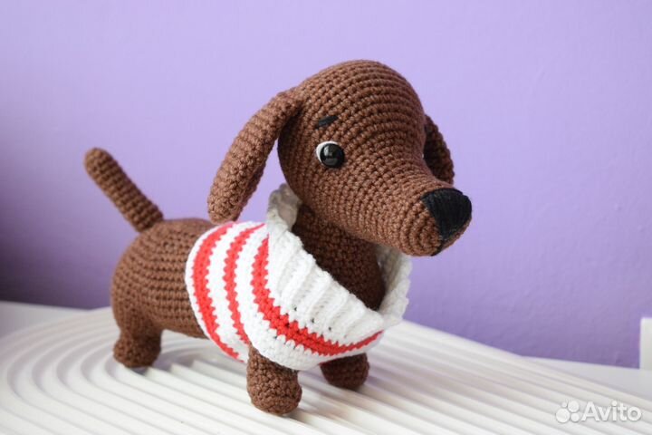 Вязаная игрушка собака такса