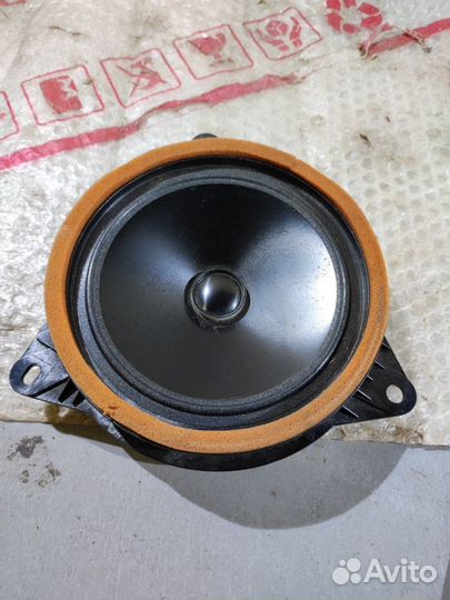Динамик в дверь задний правый Toyota Camry V70