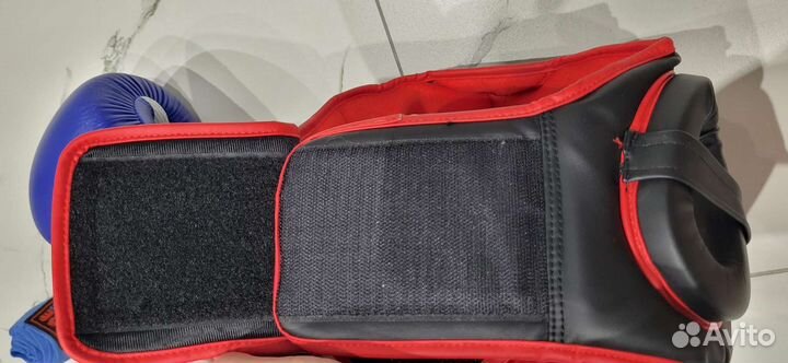 Боксерский шлем и перчатки